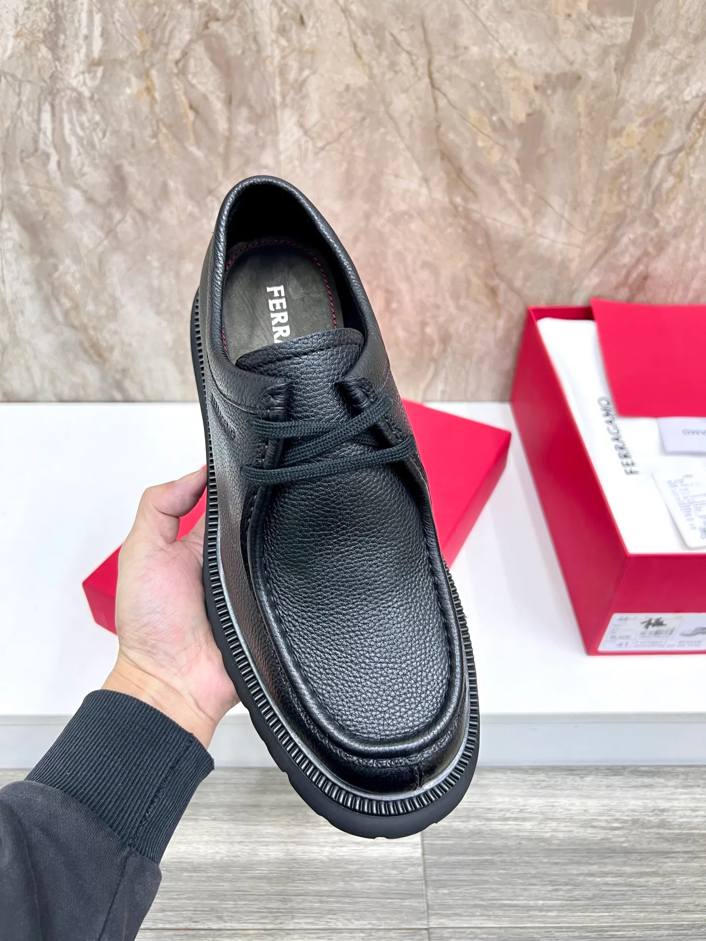 Original quality P780 Brand: Ferragamo Standard code: Men's code 39.40.41.42.43.44 Grade: Same style as the official website High-quality men's shoes Material: Customized first-layer calfskin with water-dyed cowhide lining Cowhide tiptoe Original non-slip and wear-resistant rubber outsole Style category: Men's formal business leather shoes are young and fashionable European and American trends British style Casual matching Comfortable feet Color: actual picture